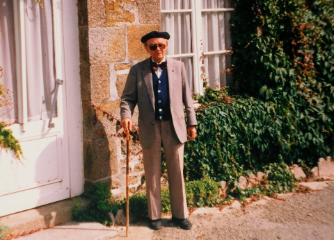 Jean Langalis devant la maison